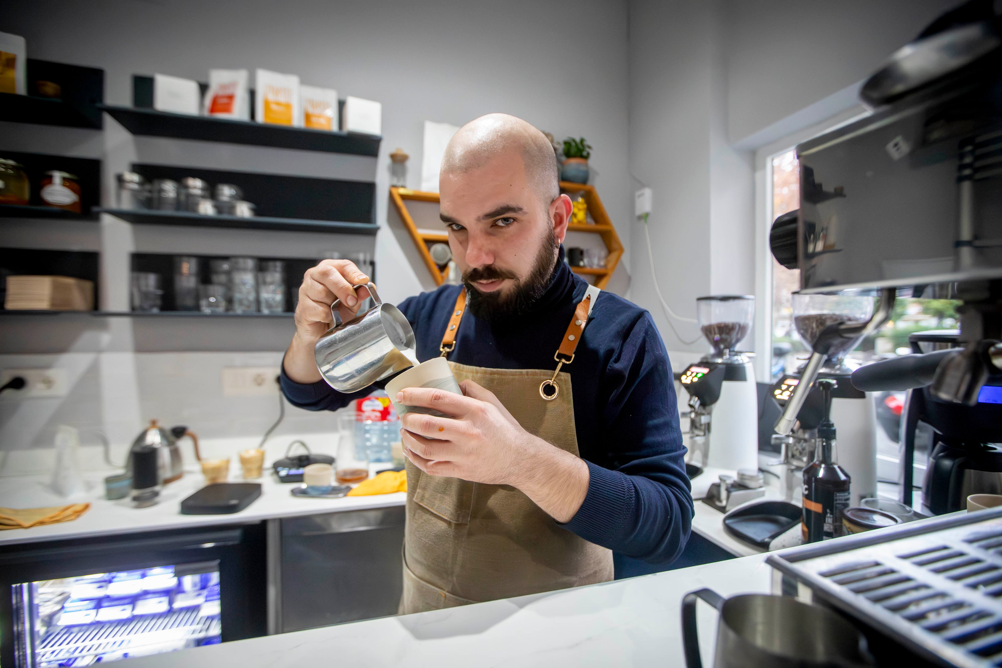 Francisco José prepara café desde su sala de operaciones en Granada.