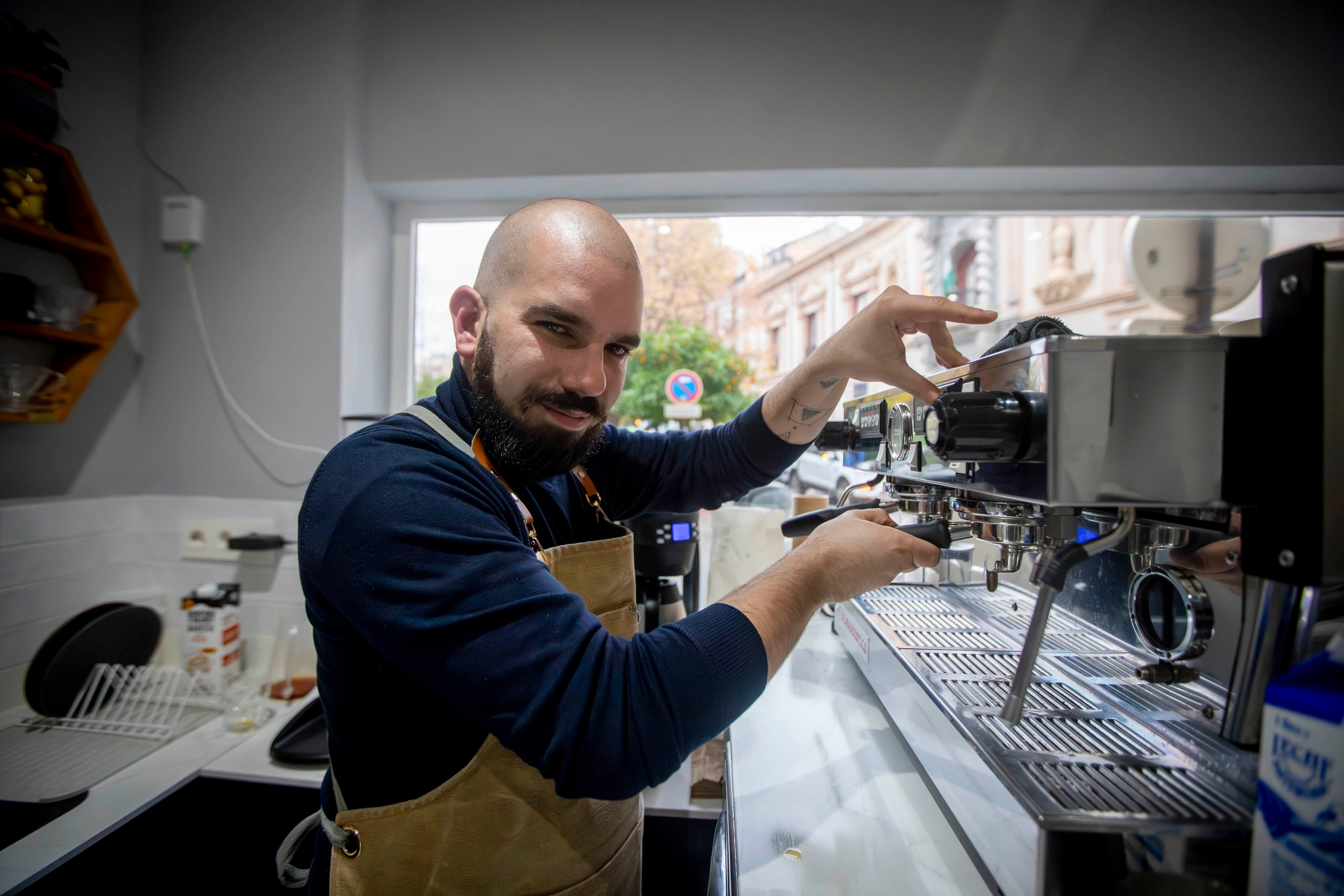 Imagen principal - El café, desde la máquina hasta el cliente a través de las manos del mejor barista de Andalucía.