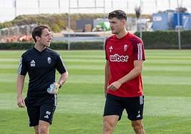 Miguel Rubio, a la derecha, junto al readaptador Manu Dimas.