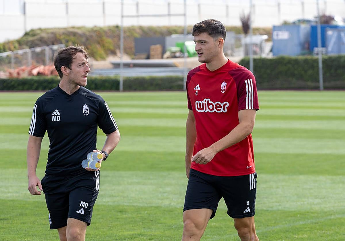 Miguel Rubio, a la derecha, junto al readaptador Manu Dimas.
