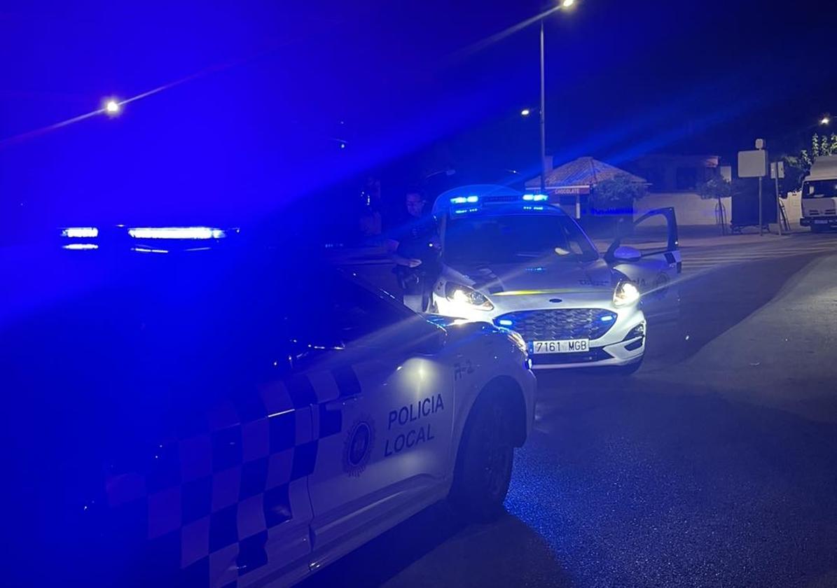 Agentes de la Policía Local de Armilla después de la detención.