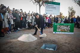 El presidente de la Junta, Juanma Moreno, pone la primera piedra de las obras del metro en Churriana de la Vega.