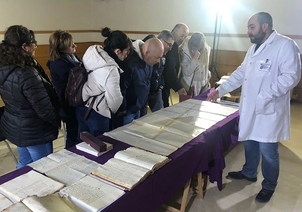 Visita al Archivo Histórico donde se pueden ver documentos relacionados con Jaén.