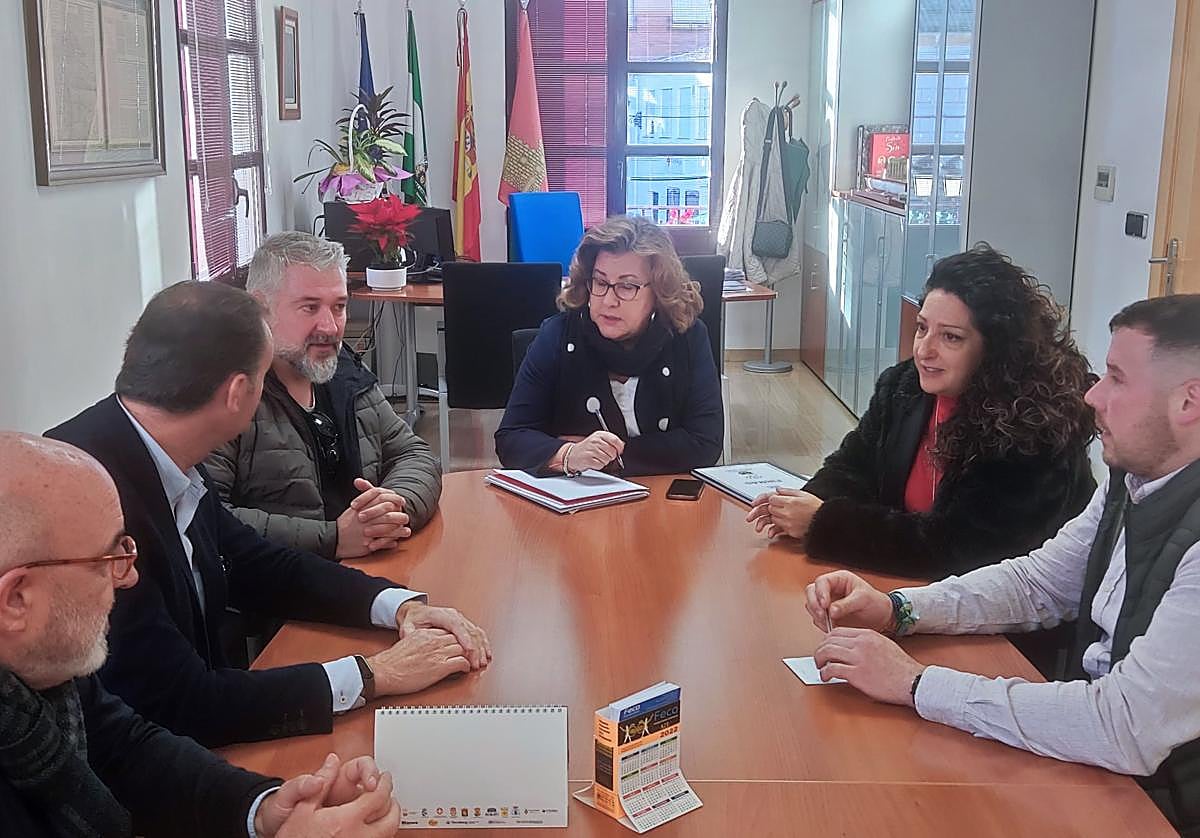Reunión mantenida durante la visita al solar.
