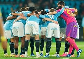 Los futbolistas del Celta, unidos antes de su último partido en Balaídos.