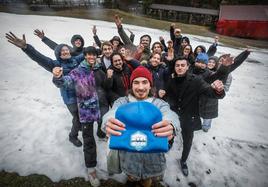 Granadinos que participaron en el rodaje de 'La sociedad de la nieve', en Sierra Nevada.