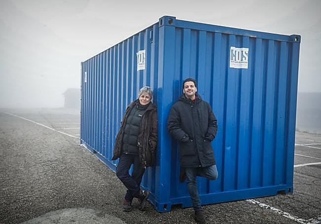 Pepa Domínguez, script, y Juande Larios, arquitecto, entre la niebla de Peñuelas.