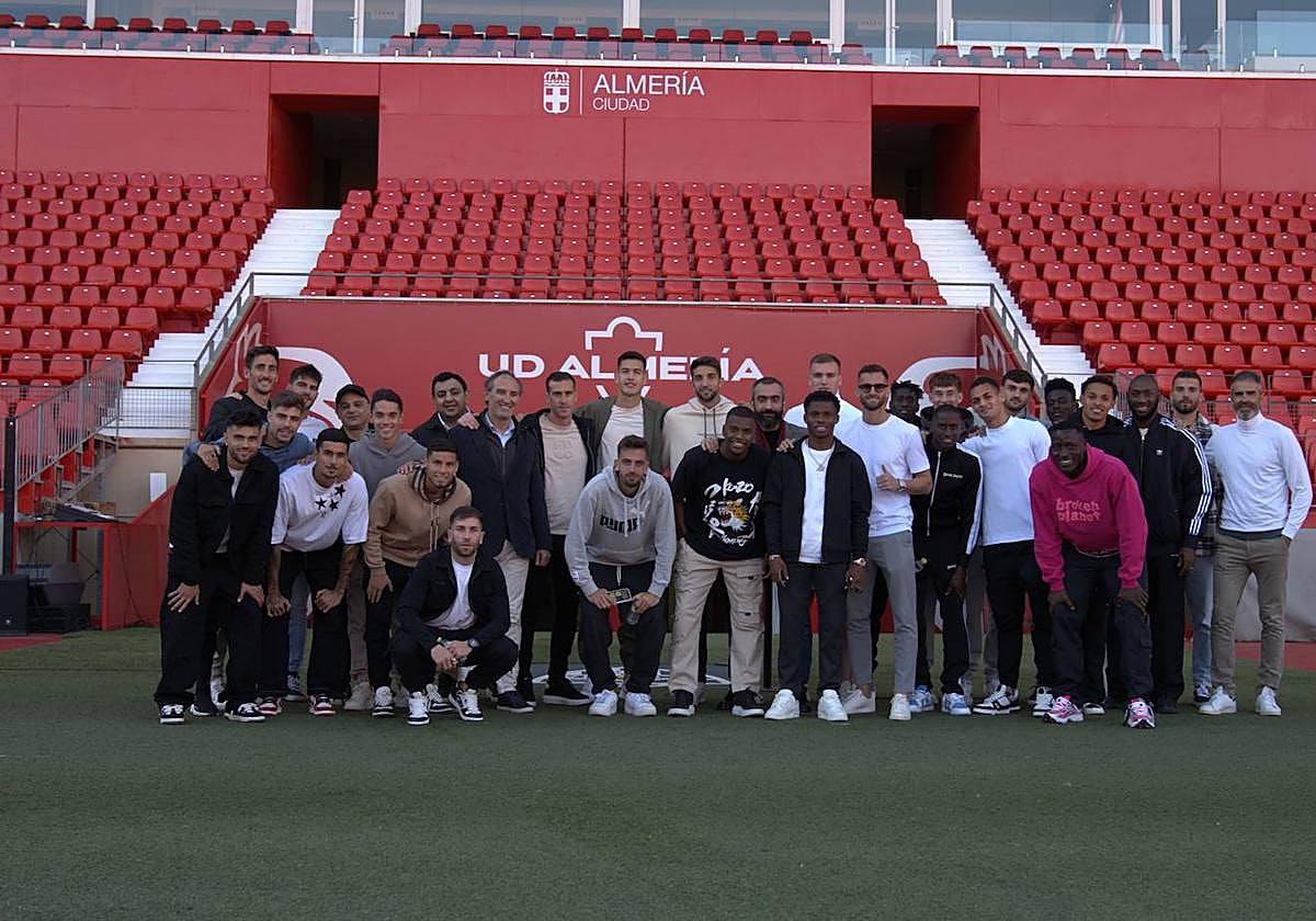 La plantilla de la UD Almería posa junto al director general (Mohamed El Assy), el asesor deportivo (Joao Gonçalves), el entrenador (Gaizka Garitano) y el concejal de Deportes del Ayto. de Almería (Antonio Casimiro Andújar).