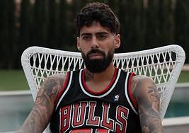 Samú Costa con la camiseta de Dennis Rodman.