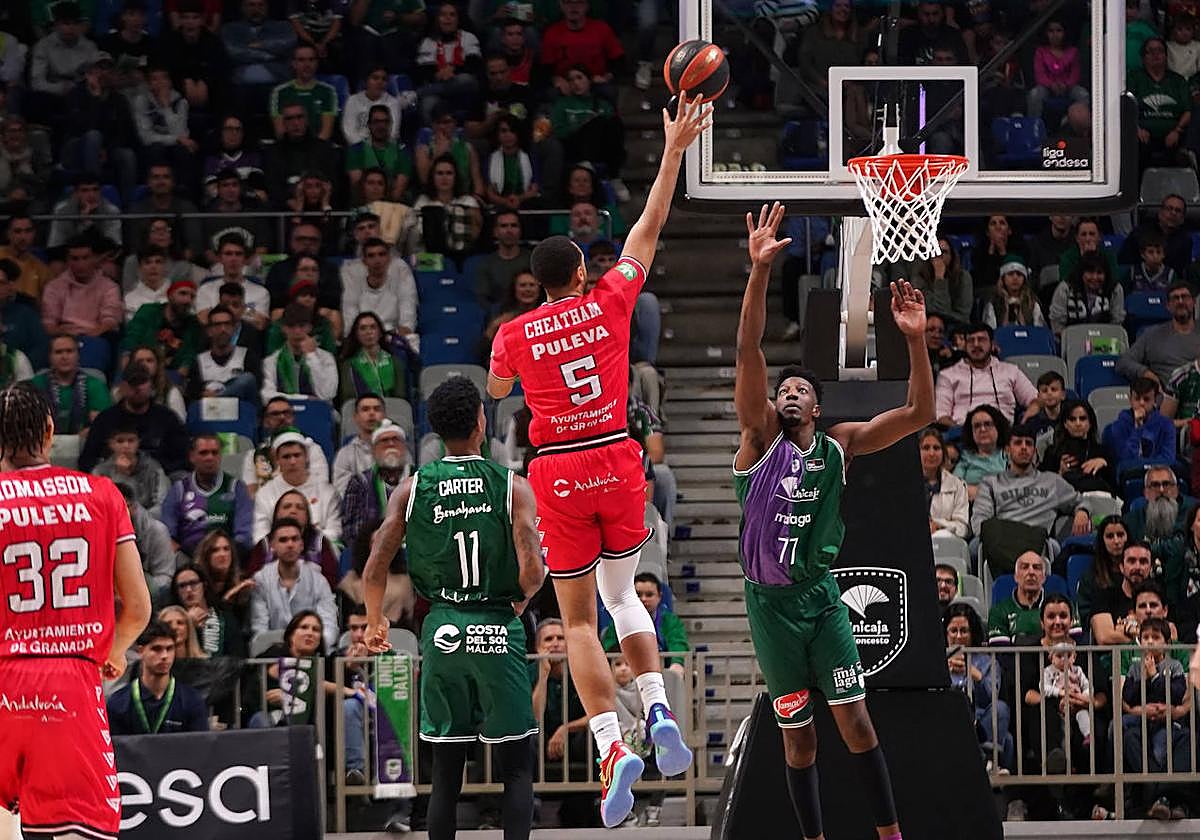 Kwan Cheatham ensaya una bombita ante Sima.