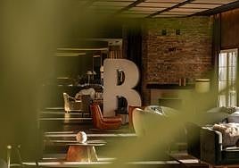 Dos esquiadores se relajan en la terraza del club en Sierra Nevada.