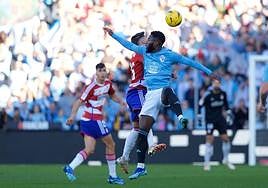 Carlos Neva salta con Bamba en un balón dividido.