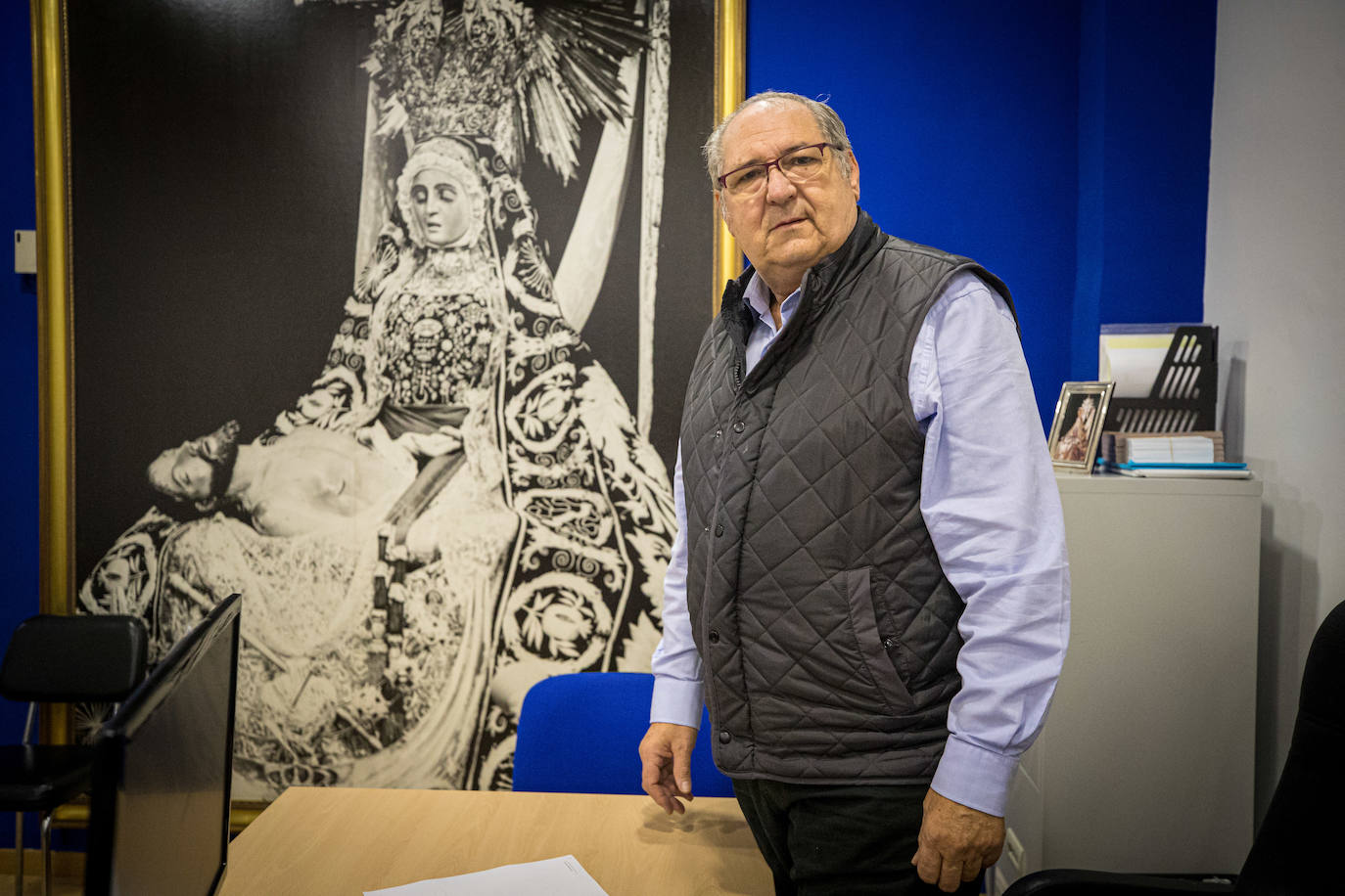 Antonio González, en las oficinas de la obra social de la Hermandad de la Virgen de las Angustias.