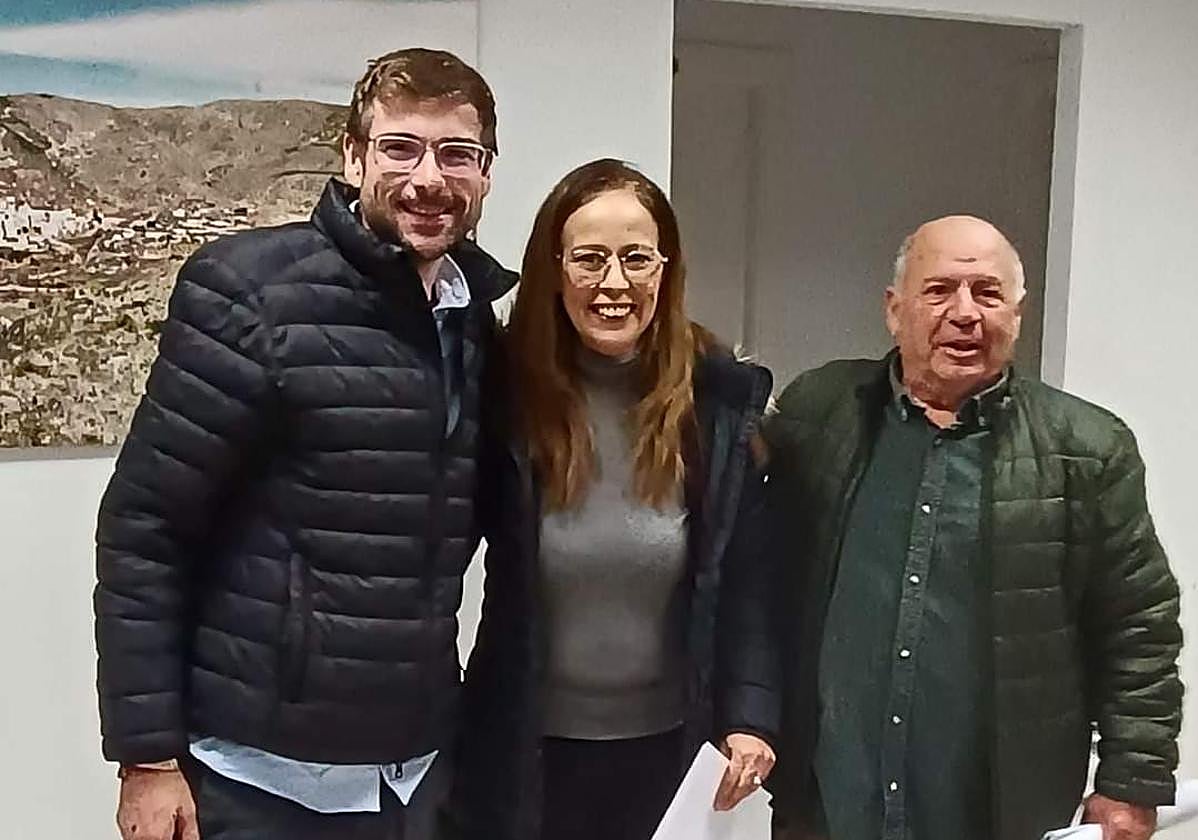 Autoridades con uno de los mayores que cursó el taller.