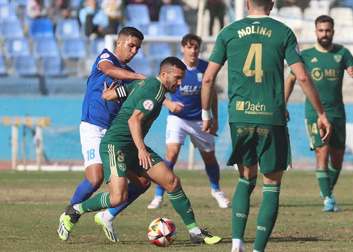 Acción del partido entre el Linares y el Melilla