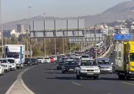 Imagen de la circunvalación de Granada, llena de coches.