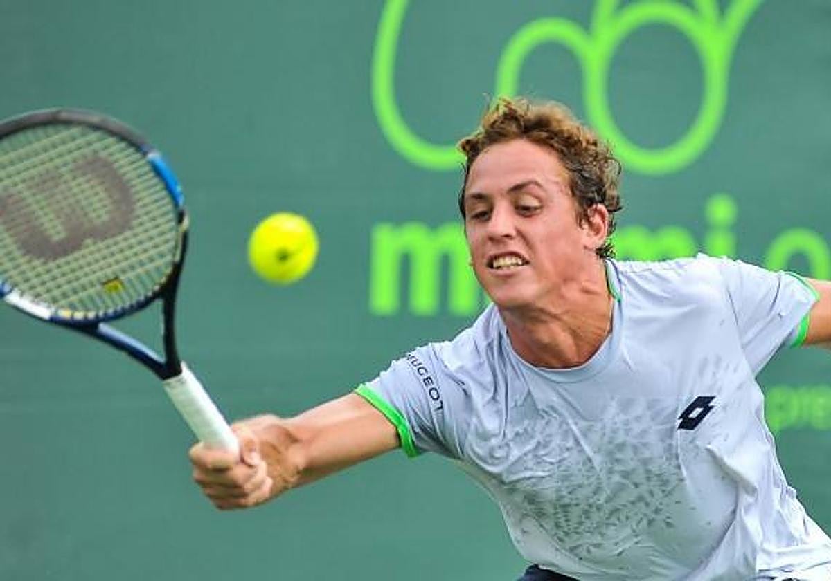 Roberto Carballés alcanza una bola.
