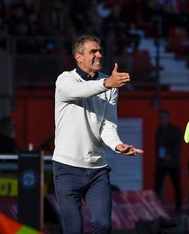 Gaizka Garitano intenta corregir un mal balance de su equipo en la primera parte ante el Mallorca.