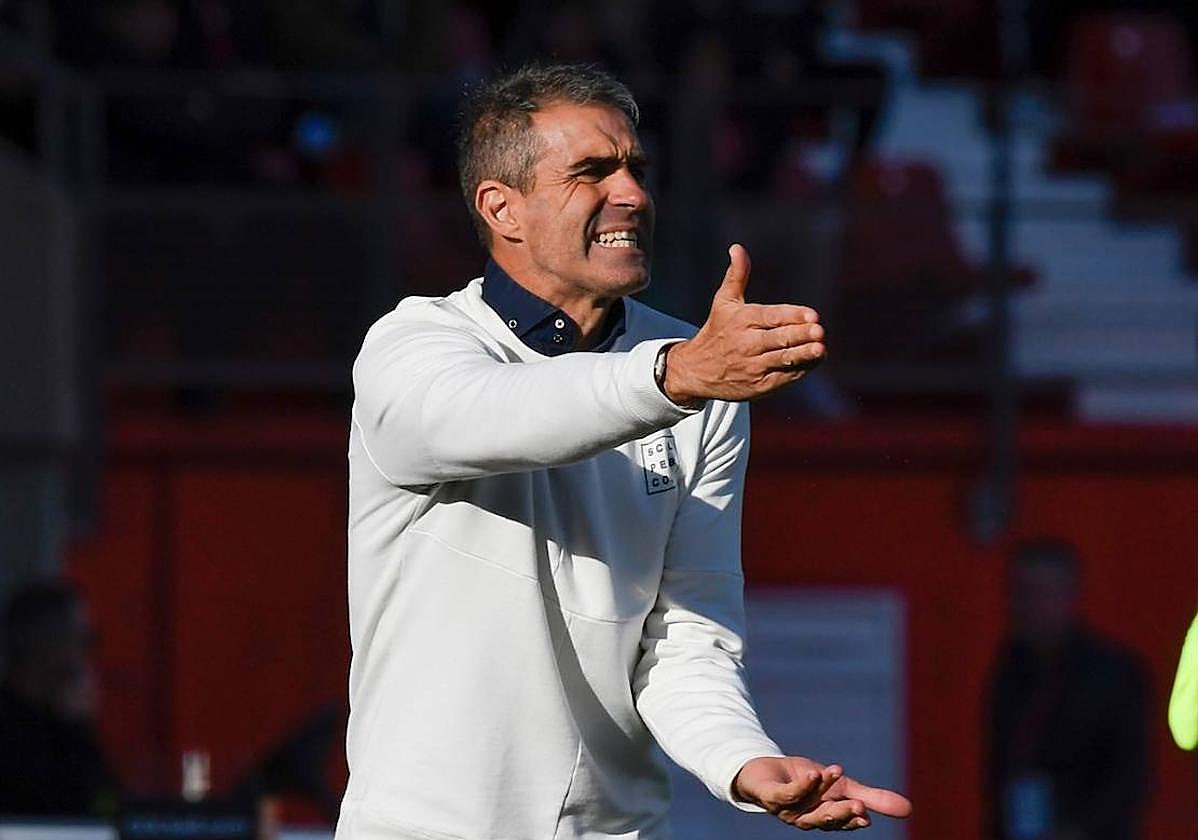 Gaizka Garitano intenta corregir un mal balance de su equipo en la primera parte ante el Mallorca.