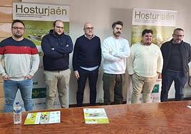 El presidente de Hosturjaén, el centro, con los cocineros jienenses.