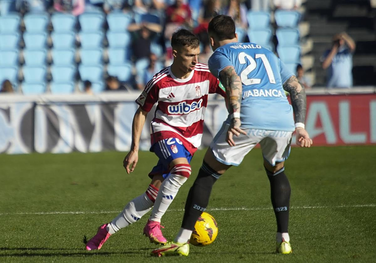 Bryan Zaragoza intenta encarar a Ristic en el partido.