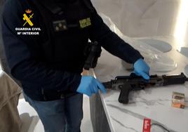 Una banda armada desarticulada en Granada tenía un fusil Kalashnikov y un casino para los capos