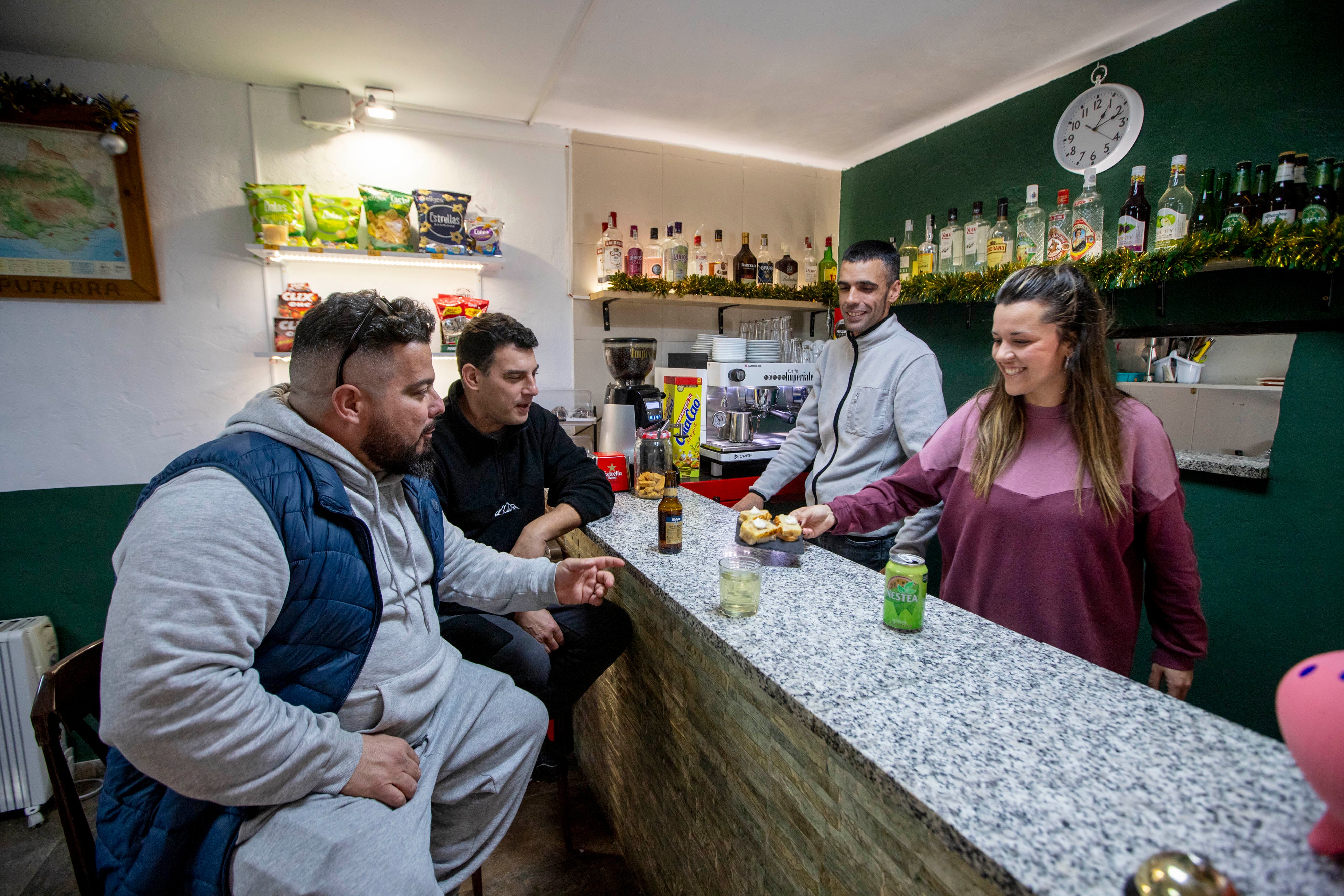 Imagen secundaria 1 - Yátor sonríe por Navidad en el bar de Noelia y Kevin.