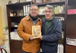 Francisco Latorre y Juan Eduardo Latorre posan con el libro 'Jaén eterno'.