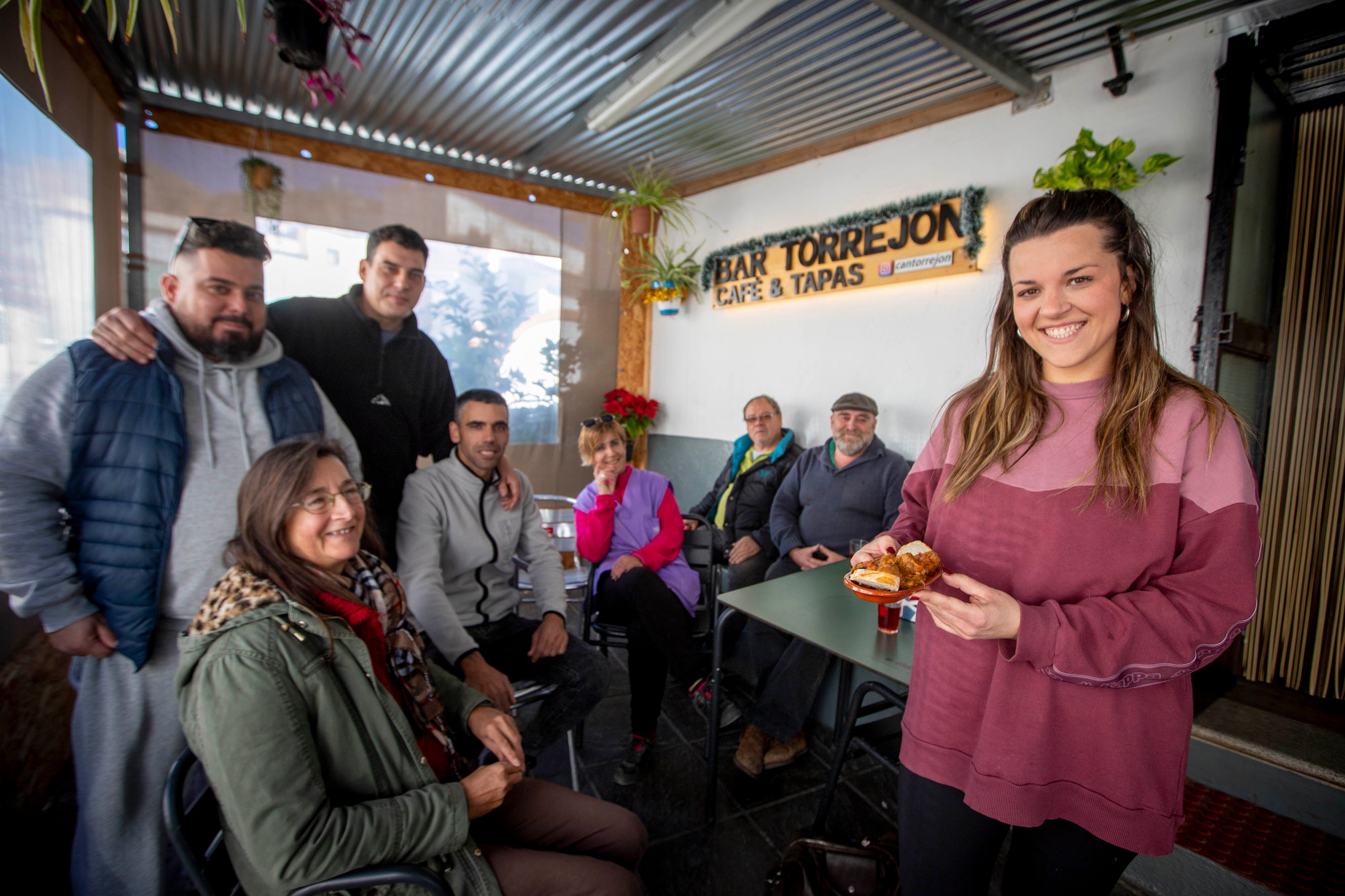 La hostelera Noelia pasa el día junto a sus clientes y amigos de Yátor.