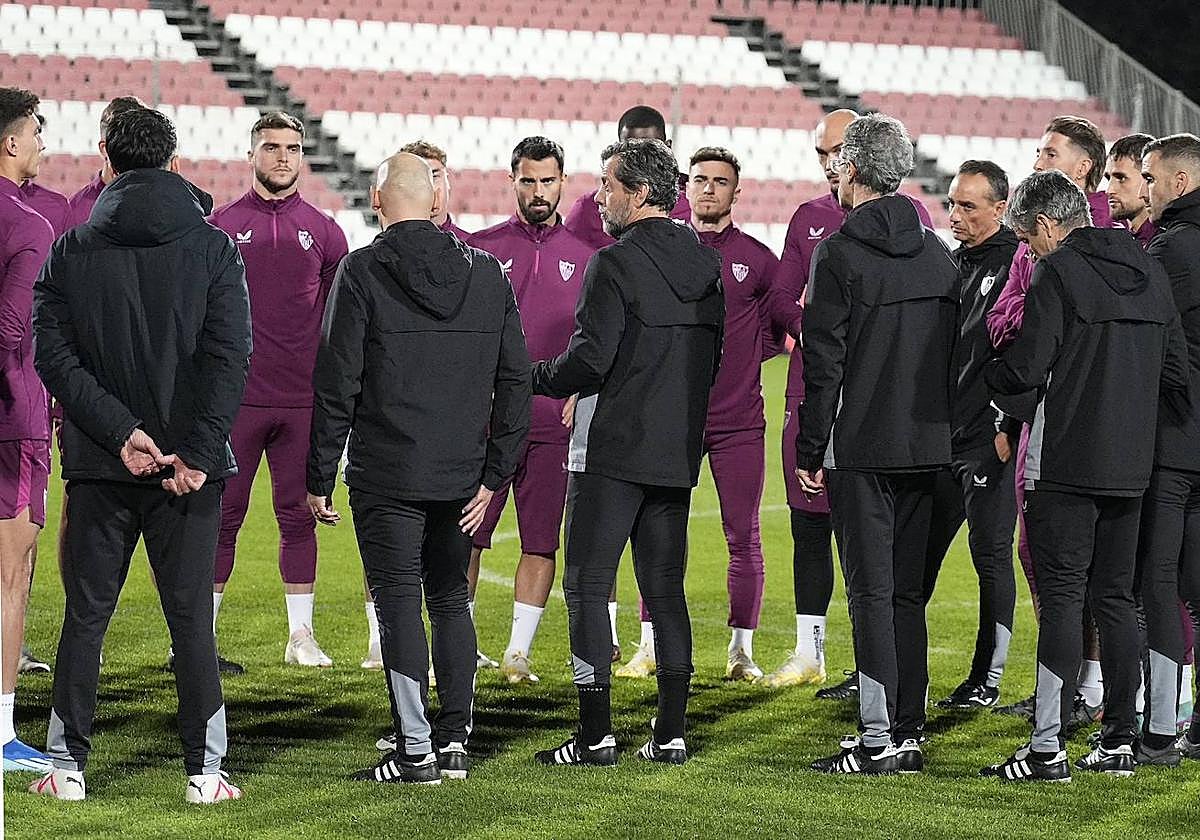 La plantilla sevillista escucha a Quique Flores, con Oltra junto a Ramos.