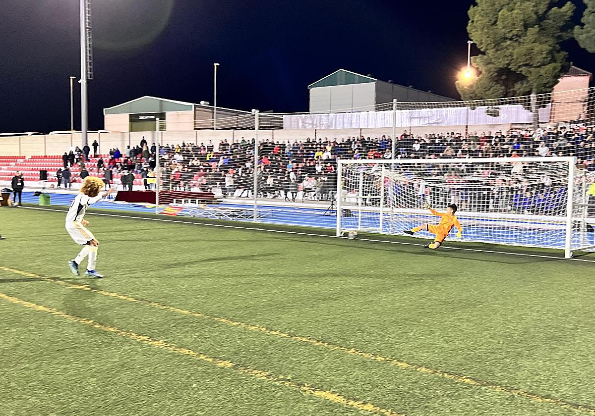 El Real Madrid logra su segundo título en Pinos Puente en los penaltis ante el Barcelona