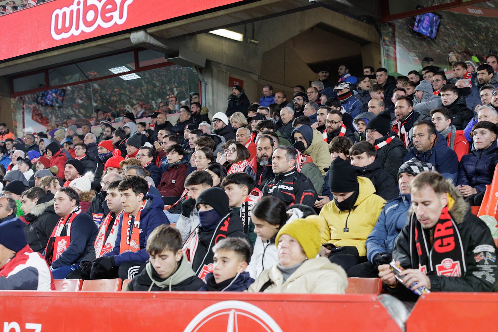 Encuéntrate en la grada en el Granada-Sevilla