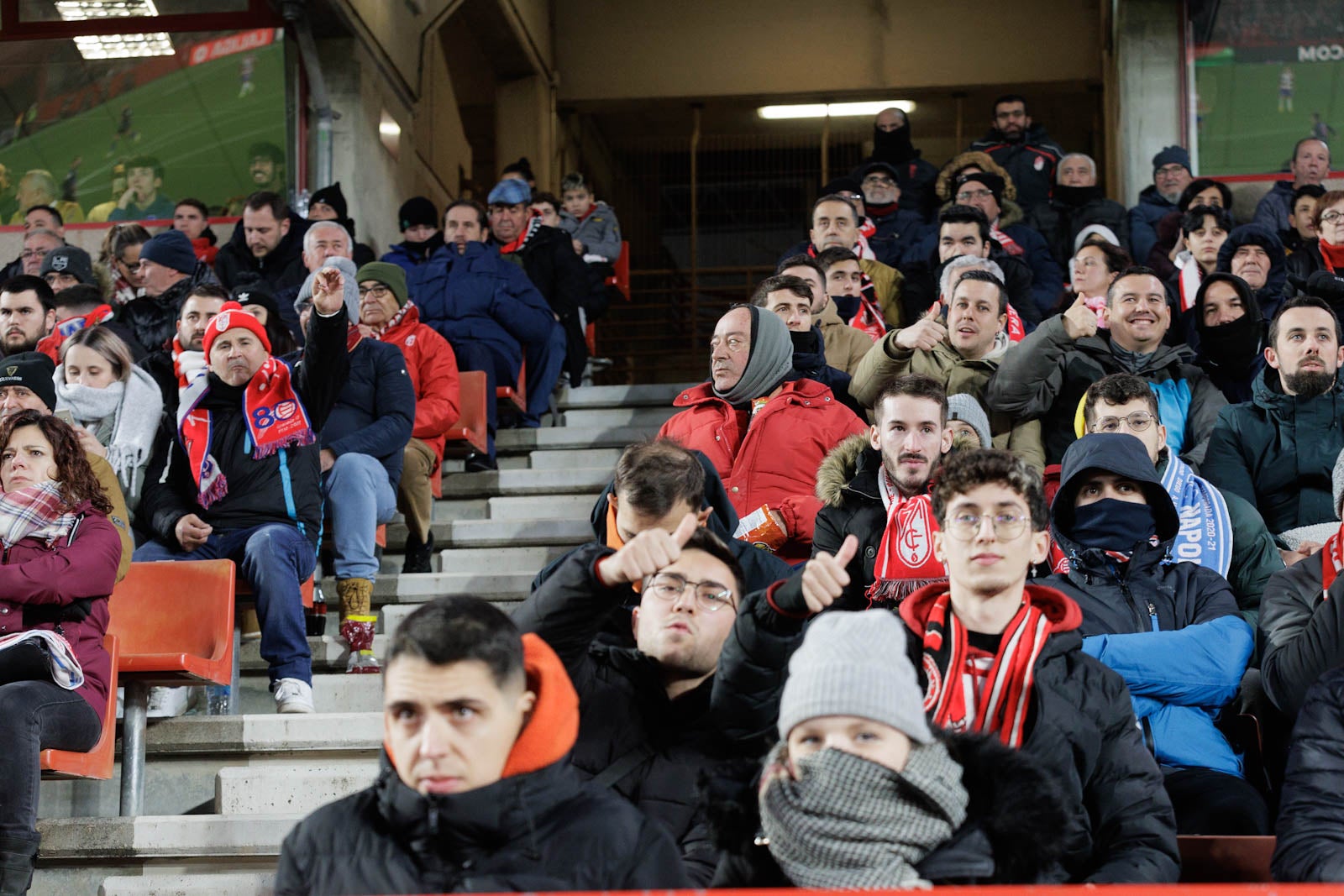Encuéntrate en la grada en el Granada-Sevilla