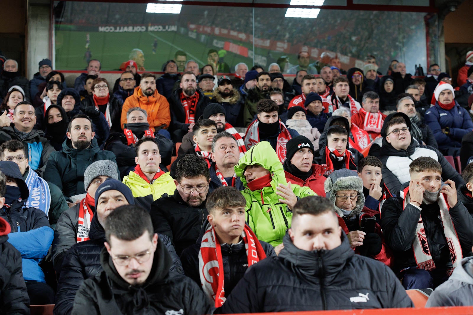 Encuéntrate en la grada en el Granada-Sevilla