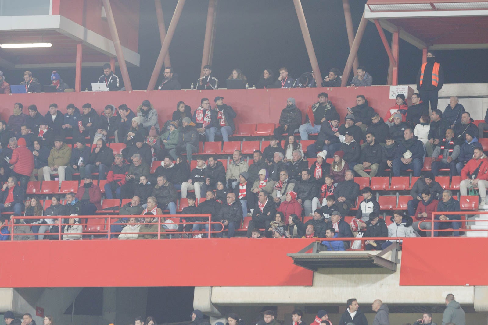 Encuéntrate en la grada en el Granada-Sevilla