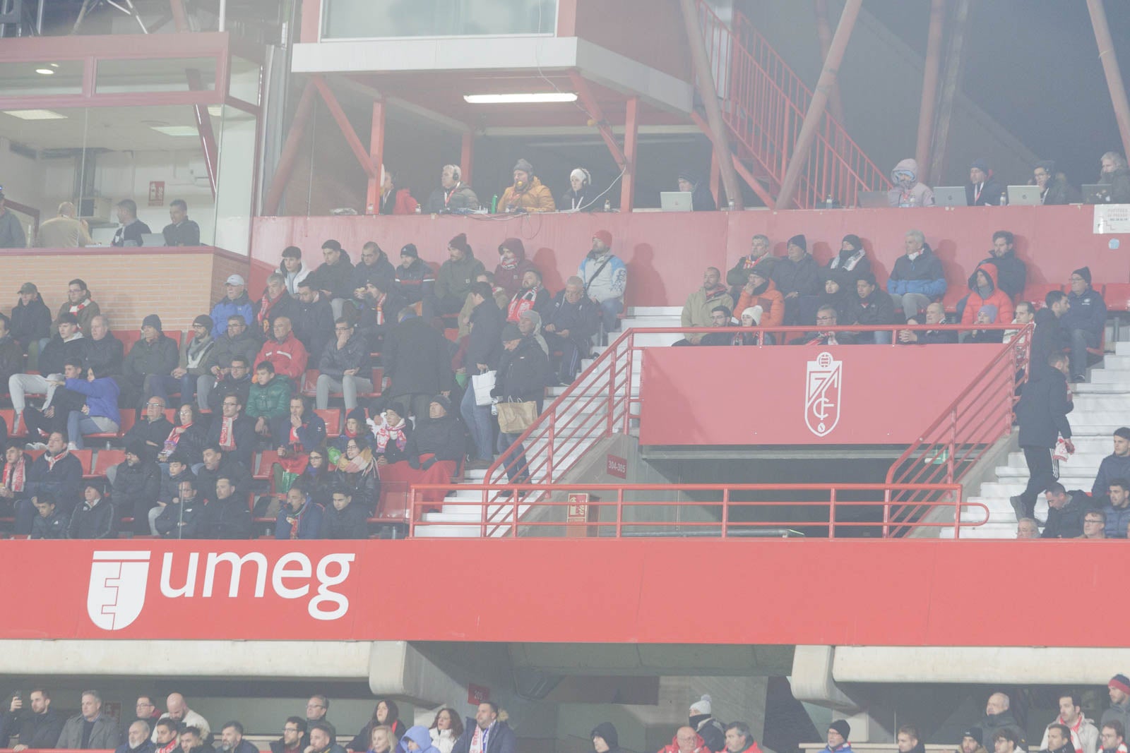 Encuéntrate en la grada en el Granada-Sevilla