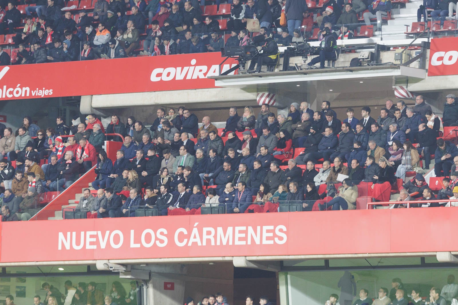 Encuéntrate en la grada en el Granada-Sevilla