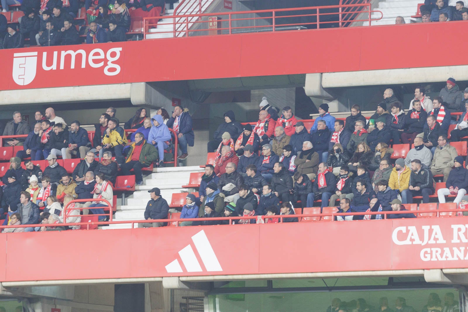 Encuéntrate en la grada en el Granada-Sevilla