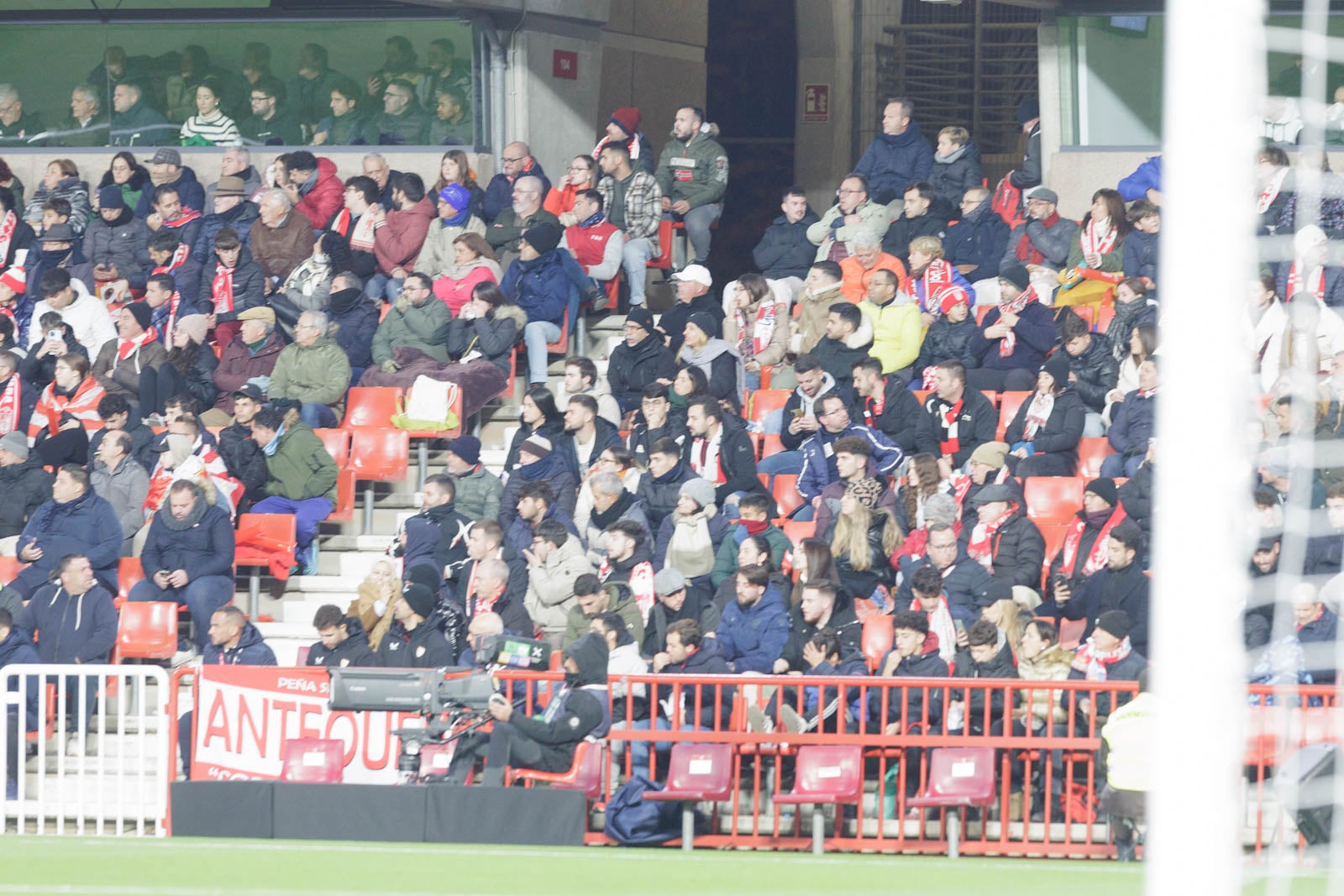 Encuéntrate en la grada en el Granada-Sevilla