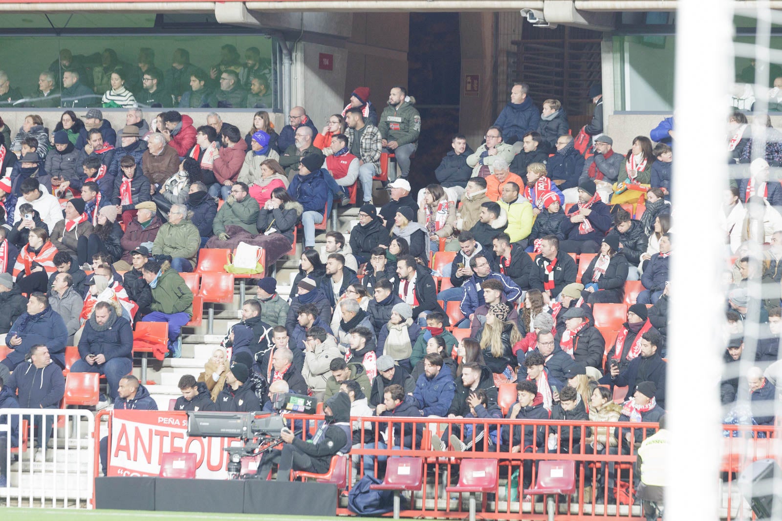 Encuéntrate en la grada en el Granada-Sevilla