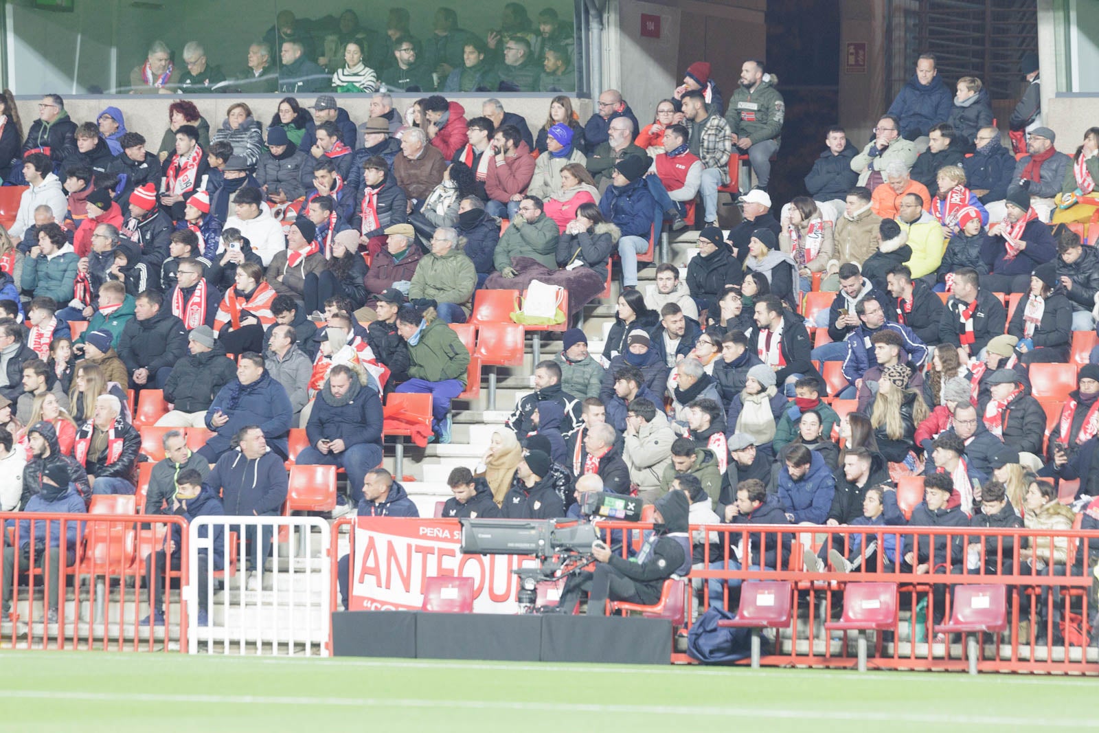 Encuéntrate en la grada en el Granada-Sevilla