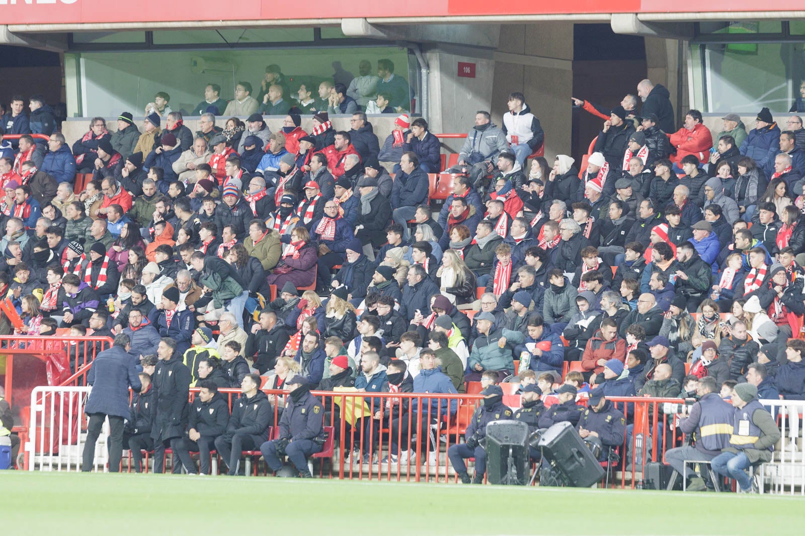 Encuéntrate en la grada en el Granada-Sevilla