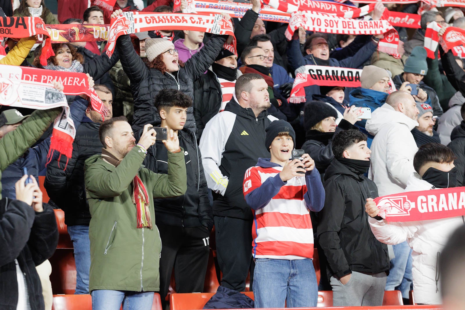 Encuéntrate en la grada en el Granada-Sevilla