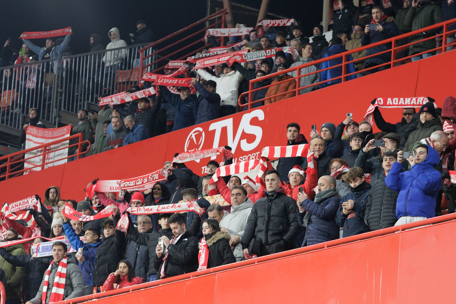 Encuéntrate en la grada en el Granada-Sevilla