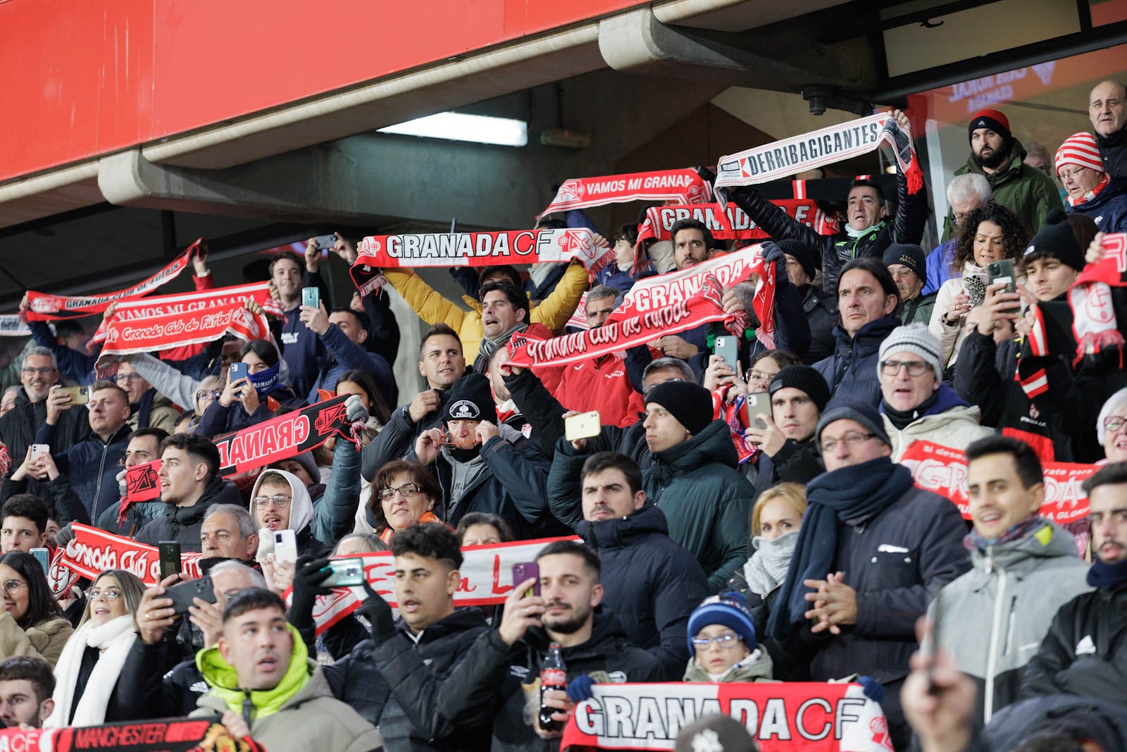 Encuéntrate en la grada en el Granada-Sevilla
