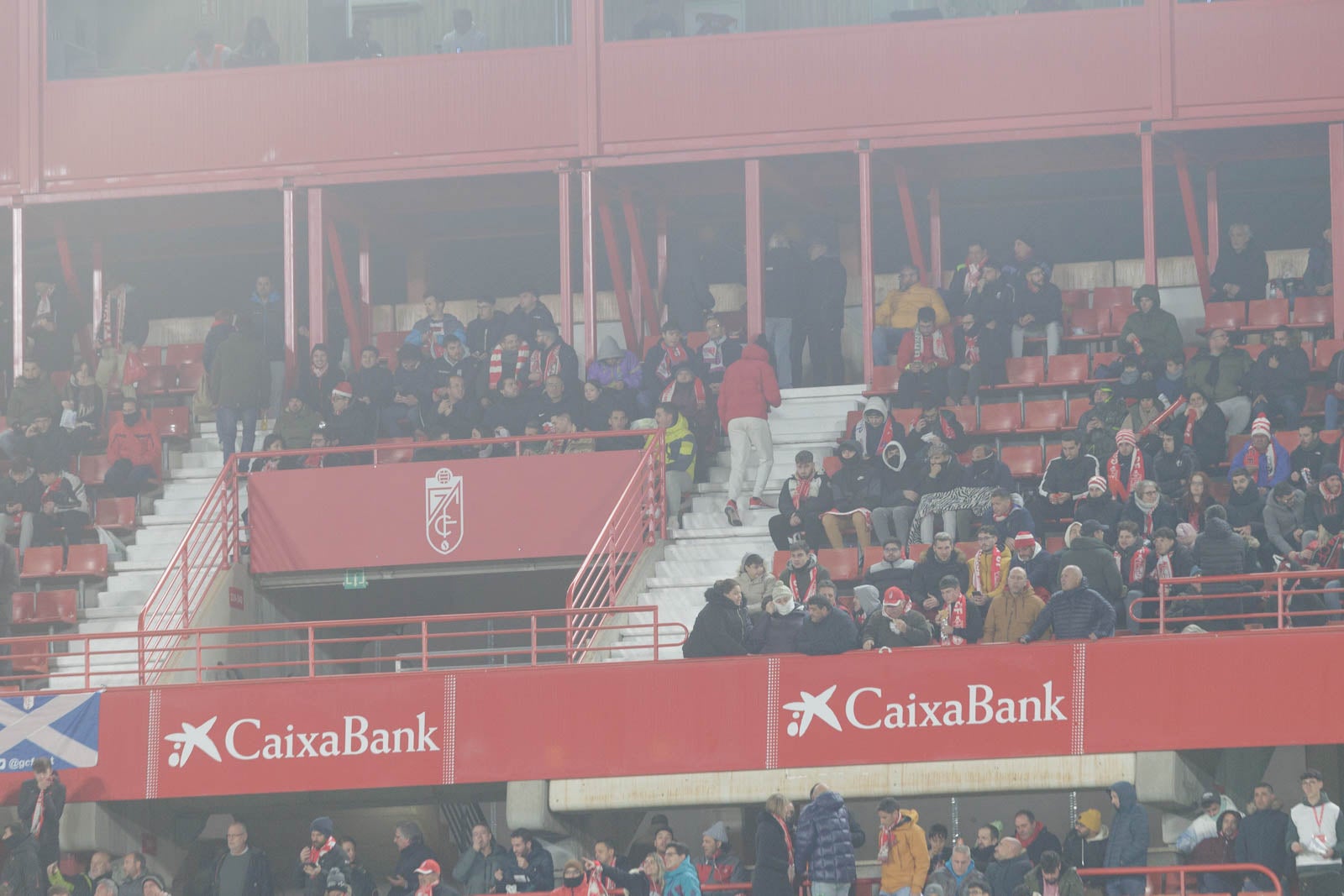 Encuéntrate en la grada en el Granada-Sevilla