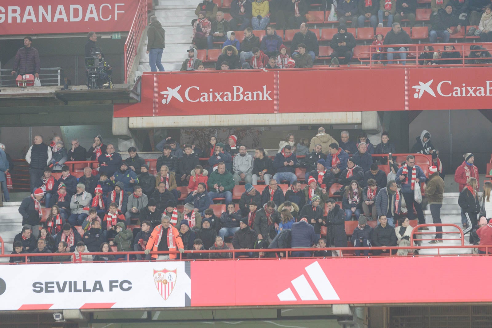 Encuéntrate en la grada en el Granada-Sevilla