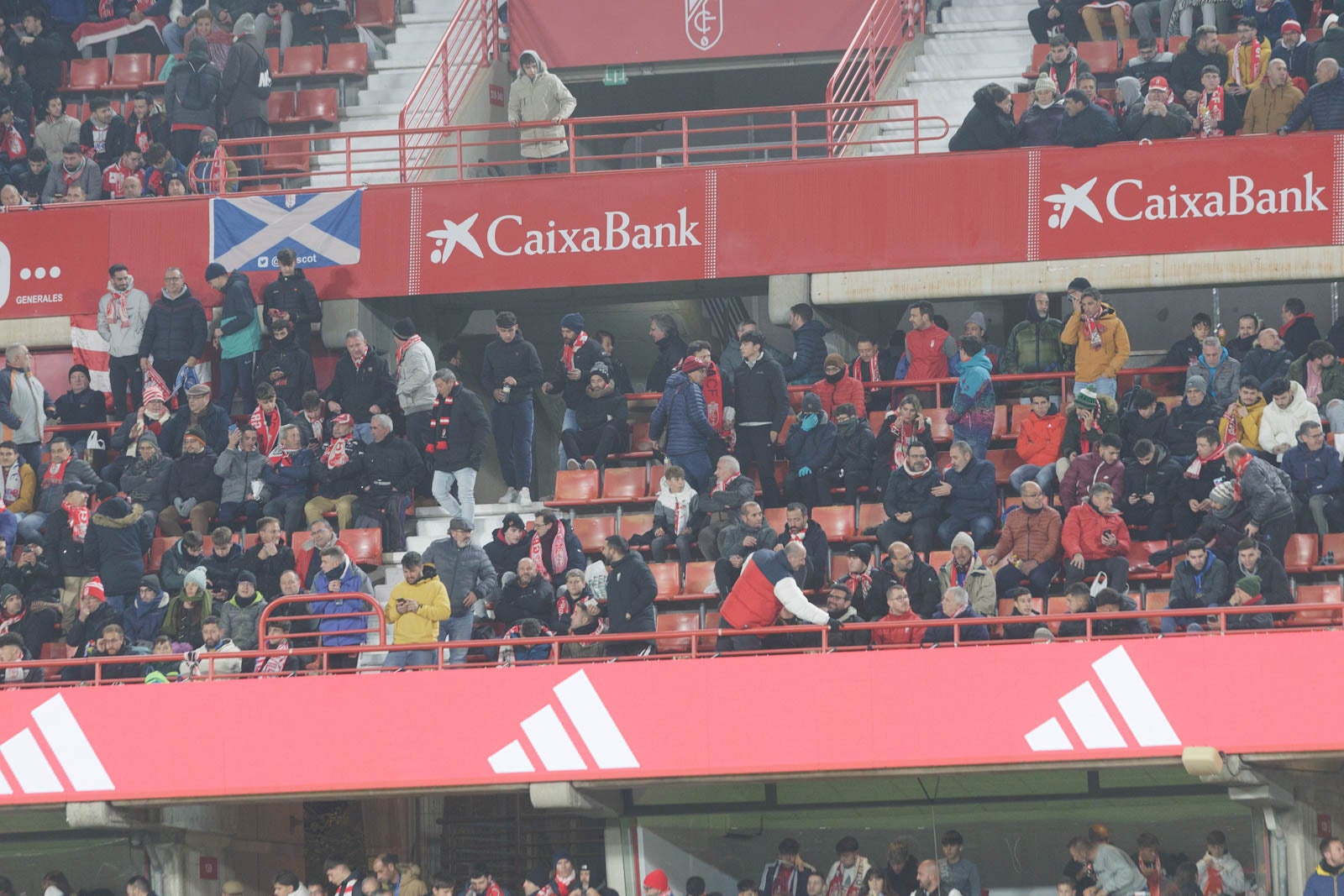 Encuéntrate en la grada en el Granada-Sevilla