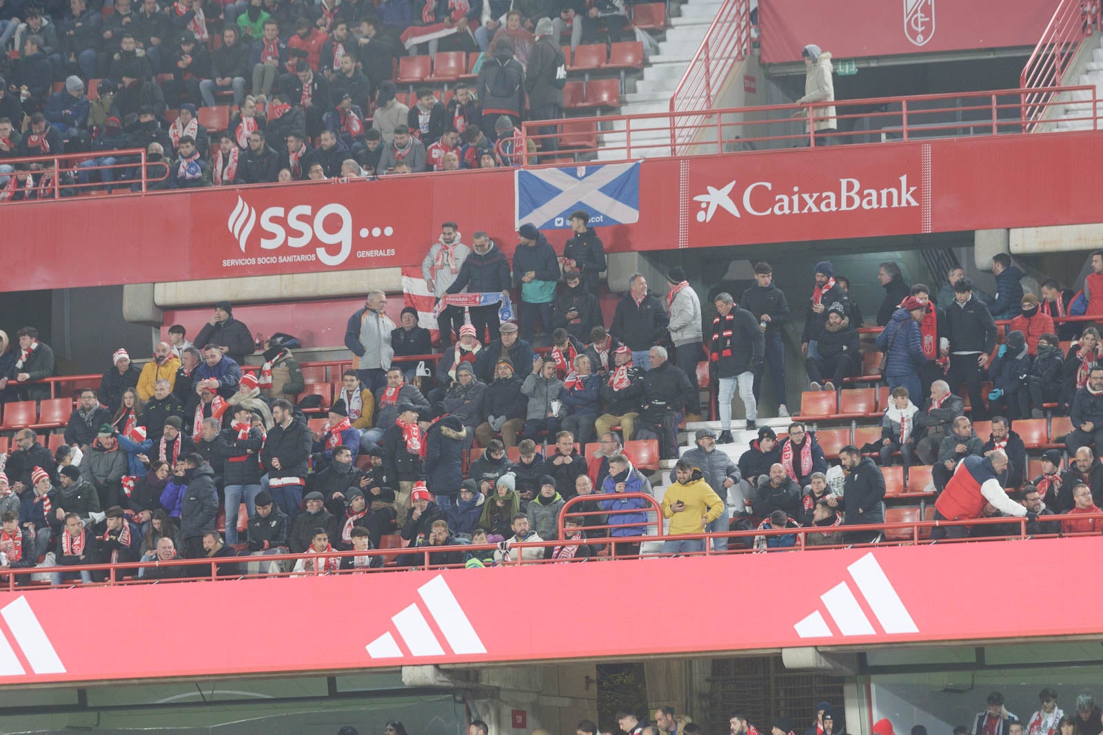 Encuéntrate en la grada en el Granada-Sevilla