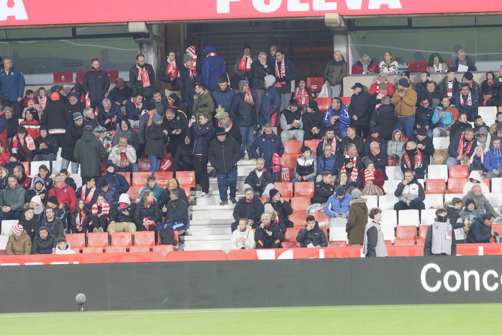 Encuéntrate en la grada en el Granada-Sevilla